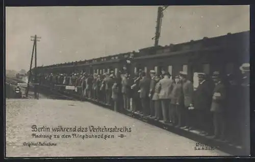 AK Berlin, Verkehrsstreik, Andrang zu den Ringbahnzügen, Passagiere auf den Trittbrettern