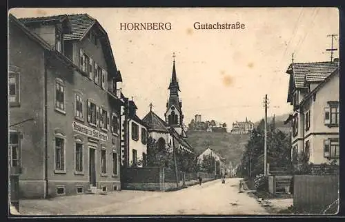 AK Hornberg / Schwarzwald, Gutachstrasse mit Gasthaus zur Stadt Hornberg, Kirche und Turmblick