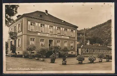 AK Schapbach /Schwarzwald, Kauf- u. Gasthaus Valeri mit Vorplatz, Nebengebäude und Bergblick