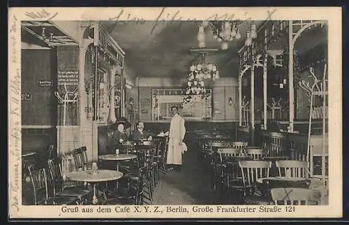 AK Berlin, Cafe X. Y. Z., Grosse Frankfurter Strasse 121, Innenansicht mit Kellner und Paar am Tisch