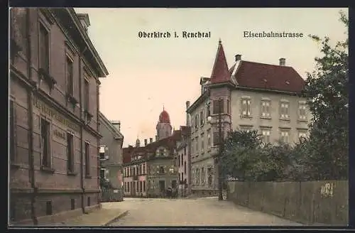 AK Oberkirch /Renchtal, Eisenbahnstrasse mit Kreuzung und Turmblick