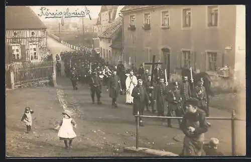 Foto-AK Königsbrück, Trauermarsch französischer Kriegsgefangener 1914