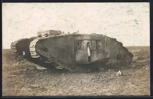 Foto-AK abgeschossener engl. Tank Panzer