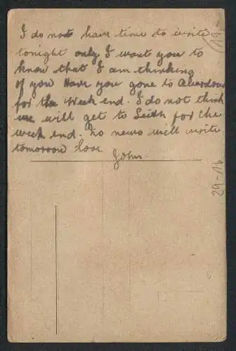 Echt-Haar-AK Mädchen mit lockigem braunem Haar, das unter ihrer Mütze hervorquillt