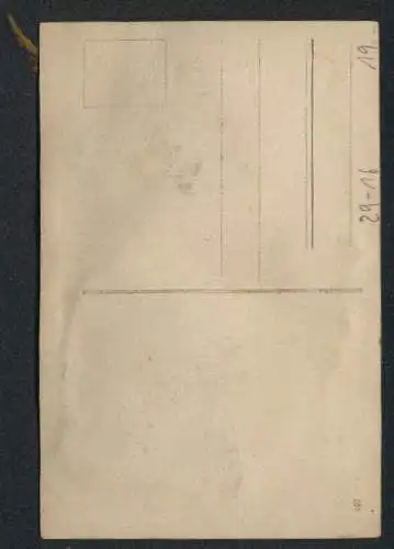 Echt-Haar-AK Mädchen mit echtem Haar unter ihrem Hut hält gestickte Rosen