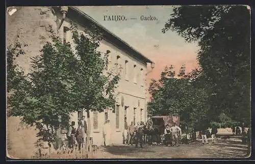 AK Gacko, Anwohner vor einem Haus