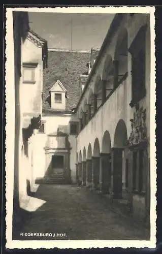 AK Riegersburg /Stmk., Burg Riegersburg, 1. Hof im Sonnenschein