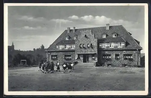 AK Nideggen /Eifel, Kinder vor der Jugendherberge