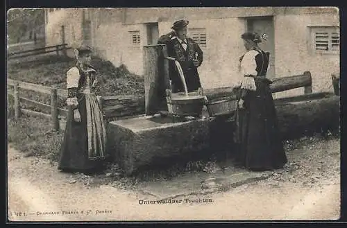 AK Unterwaldner Trachten, Szene am Brunnen