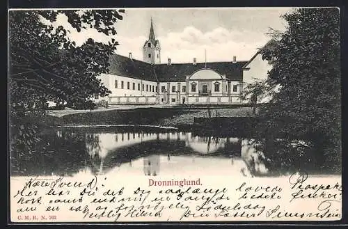 AK Dronninglund, Schloss mit Kirchturm, vom Wasser gesehen