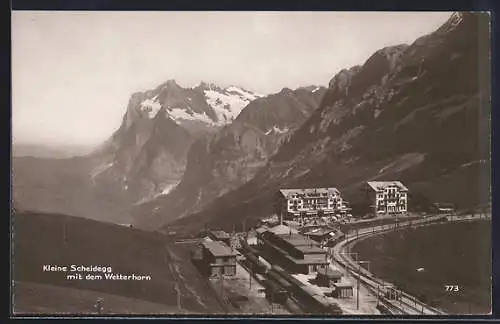 AK Kleine Scheidegg, Blick auf den Ort mit Bahnstation und dem Wetterhorn im Hintergrund