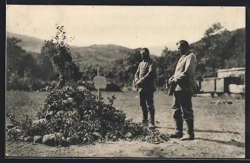 AK Soldaten vor dem Grab eines gefallenen Kameraden, Bayerngrab, Kriegsgräber
