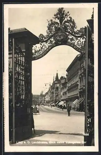 AK Linz a. D., Blick durchs Volksgarten Tor in die Landstrasse