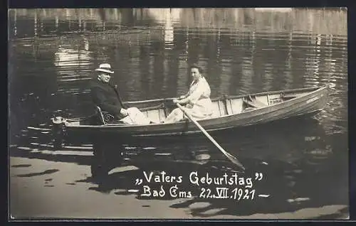 Foto-AK Bad Ems, Älteres Ehepaar beim Rudern, der Herr entspannt