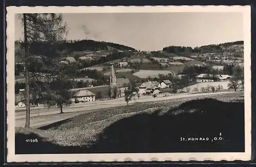 AK St. Konrad /O. Ö., Teilansicht mit Kirche und Strassenpartie