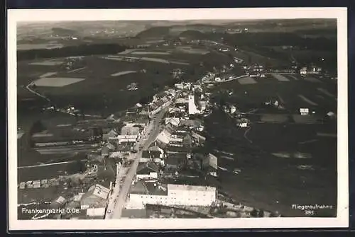 AK Frankenmmarkt, Ortsansicht mit Strasse vom Flugzeug aus
