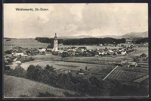 AK Vöcklamarkt, Gesamtansicht mit Umgebung von einer Anhöhe aus