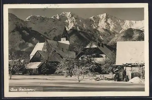 AK Goisern, Ortspartie im Winter mit Kirche und Bergpanorama