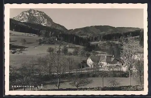 AK Kranichsteg, Gebäude mit Strasse und Umgebung, Bergpanorama