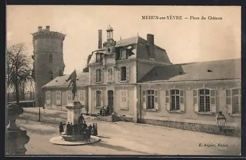 AK Mehun-sur-Yèvre, Place du Château avec tour et fontaine animée