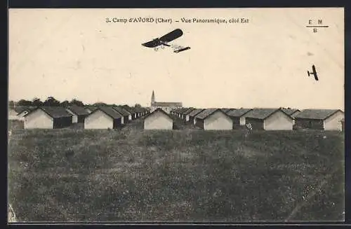 AK Avord, Vue panoramique du camp avec avion, côté Est
