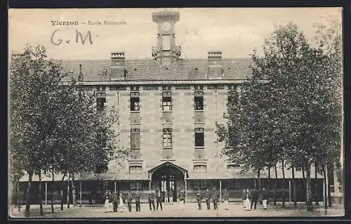 AK Vierzon, École Nationale avec étudiants devant le bâtiment
