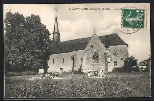 AK Savigny-en-Septaine, L`Église et groupe d`enfants devant le bâtiment