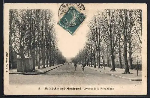 AK Saint-Amand-Montrond, Avenue de la République avec allée d`arbres et passants