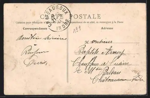 AK Saint-Amand-Montrond, Avenue de la République avec allée d`arbres et passants