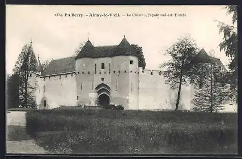 AK Ainay-le-Vieil, Le Château, facade sud-est. Entrée