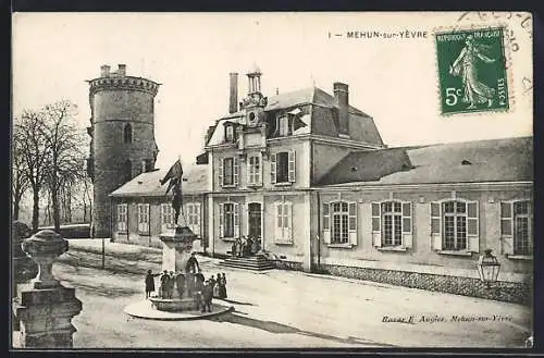 AK Mehun-sur-Yèvre, Le château et la tour avec fontaine animée