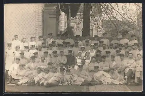 Foto-AK Pirna, Soldaten und Krankenschwestern im Weltkriegs-Lazarett