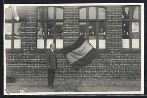 Foto-AK Nahmitz, Lehrer mit Fahne vor Fenstern der Schule, -Fähnchen