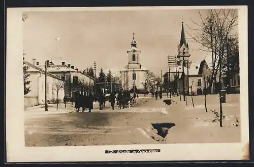 AK Felsö-Visso, Strasse im Ortskern mit Kirchen, winterliche Ansicht