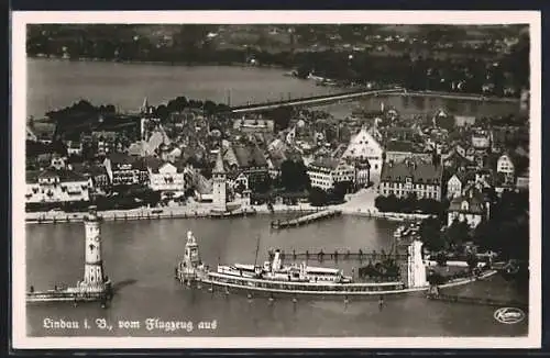 AK Lindau / Bodensee, Blick vom Flugzeug auf den Ort, Dampfer