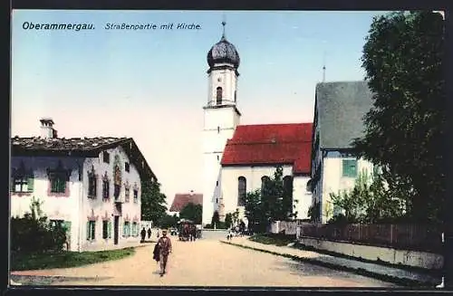 AK Oberammergau, Strassenpartie mit Kirche