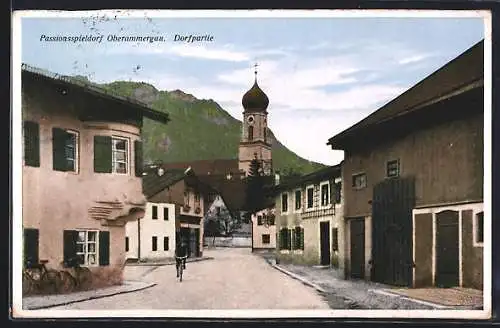 AK Oberammergau, Dorfpartie mit Kirche