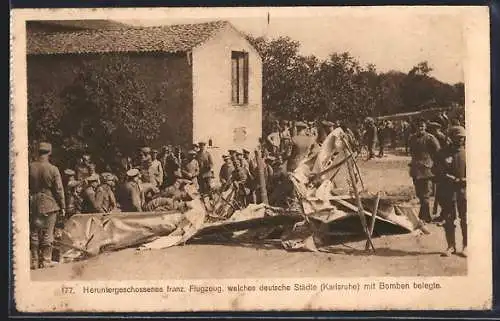 AK Abgeschossenes französisches Flugzeug und deutsche Soldaten, Strassenszene in Galizien