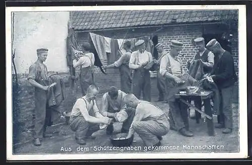 AK Aus dem Schützengraben gekommene Mannschaften säubern ihre Uniformen im Quartier