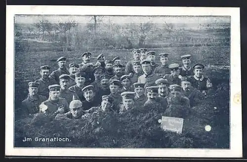 AK Soldaten in Uniform in einem Granatloch