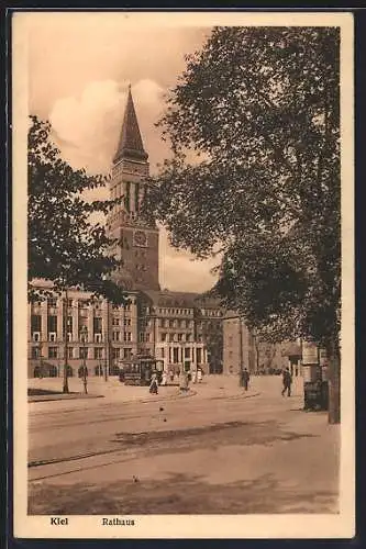 AK Kiel, Strassenpartie mit Rathaus und Strassenbahn