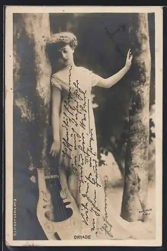 Foto-AK Atelier Reutlinger, Paris: Schauspielerin Dryade im tollen Kleid mit Harfe an einem Baum gelehnt