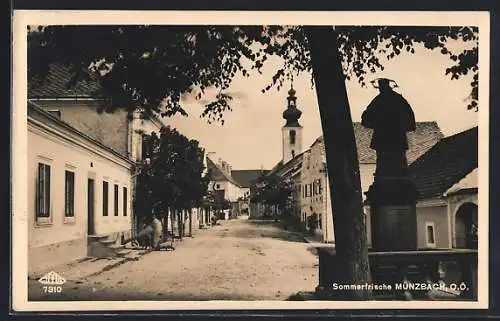 AK Münzbach, Strassenpartie mit Denkmal