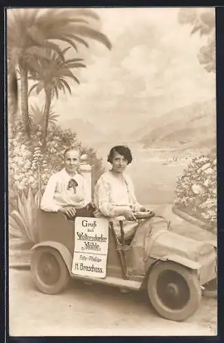 Foto-AK Woltersdorf / Mark, Atelier H. Braschoss, Zwei Frauen in einem Holzauto, Woltersdorfer Mühle