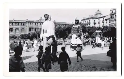 13 Fotografien Ansicht Pamplona, Gigantes y Cabezudos, Umzug mit riesigen Puppen, Strassenpartie