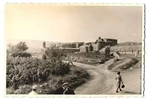 4 Fotografien Ansicht Vernet-les-Bains, Strassenpartie mit Jeep und Ente, Villefranche-de-Conflent, Saleses
