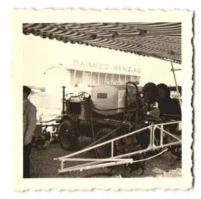 5 Fotografien Landmaschinen Ausstellung mit Fendt, Mercedes Unimog, Hanomag, Traktor