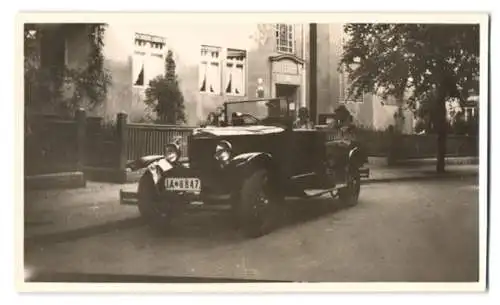 2 Fotografien Auto, Taxi mit Kennzeichen: IA-8847, Chauffeur mit Fahrgästen