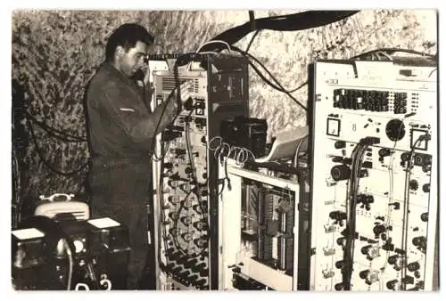 5 Fotografien Bundeswehr Soldaten / Funker FUG bauen Funkanlage in einem Bunker auf, Technik