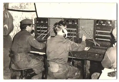 5 Fotografien Bundeswehr Soldaten / Funker FUG bauen Funkanlage in einem Bunker auf, Technik
